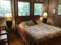 Quiet get-away in Lush Tropical Setting- 5 min walk to snorkeling beach!