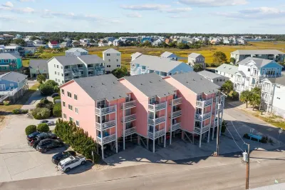 Serenity at Seascapes E Bldg. Steps to the Beach & Ocean Views Linens Included! Federal Point Boat Launch 주변 호텔
