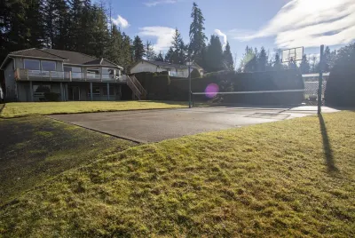 Sunset Lake Retreat @ Lake Tapps - Spacious, Sports court, Warm & Cozy Lakefront