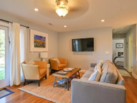 Peaceful 3Br, Private Pool & Marsh Views Minutes from Charleston & Beaches Hotels in Berkeley County