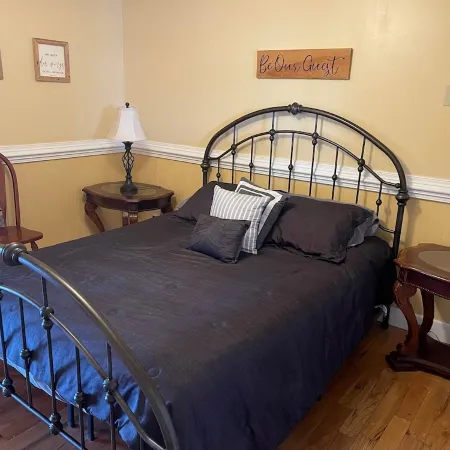 MOUNTAIN TOP RETREAT - STUNNING VIEWS! Hot tub, secluded, family friendly, 5BR!