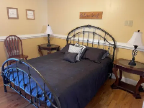 MOUNTAIN TOP RETREAT - STUNNING VIEWS! Hot tub, secluded, family friendly, 5BR!