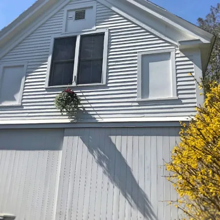 Sunny studio apartment close to downtown