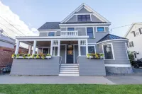 Stunning Penthouse 3Bed-3Bath Private Elevator, Just Steps to PA, Dining & Shops Hotels in Andover