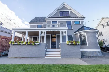 Stunning Penthouse 3Bed-3Bath Private Elevator, Just Steps to PA, Dining & Shops