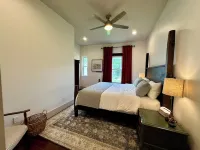 1910 on Route 66 is a Charming historic 2 bedroom 2 bath home, close to downtown Hotels in Saint James