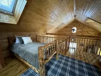 Maplewood Cabin: Secluded Romance with Private Hot Tub while Star Gazing.