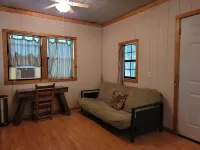 Homestead Cabin in the Ozarks, w/ a view! 約翰遜縣酒店
