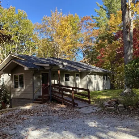 Wolf Ridge Retreat. Comfortable, peaceful retreat in the Blue Ridge Mountains Отели в г. Хогбек
