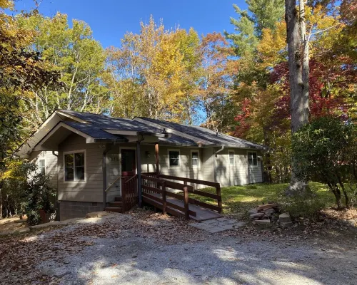 Wolf Ridge Retreat. Comfortable, peaceful retreat in the Blue Ridge Mountains Hotels in Hogback