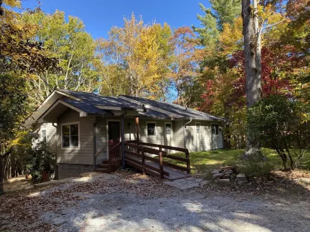 Wolf Ridge Retreat. Comfortable, peaceful retreat in the Blue Ridge Mountains Отели в г. Хогбек