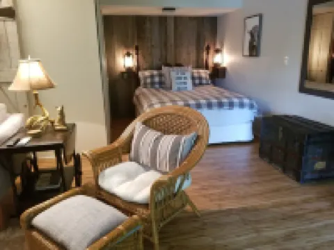 WELCOME  TO THE COUNTRY - LAKE FRONT PROPERTY - THE FOX DEN STUDIO