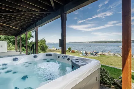 Whidbey Island No-Bank Waterfront Beach House