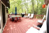 The Woodland Hideout by the Lake Features a Private Hot Tub and Sauna