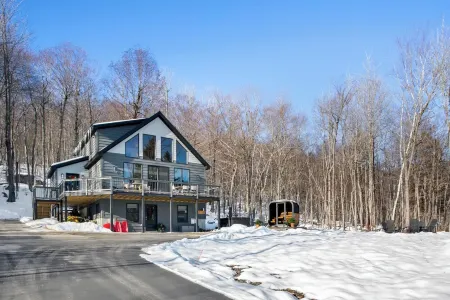 Ski Castle Lodge Luxe Mountain Retreat, 5 Min to Sunday River. Safety Certified. Отели в г. Ньюри