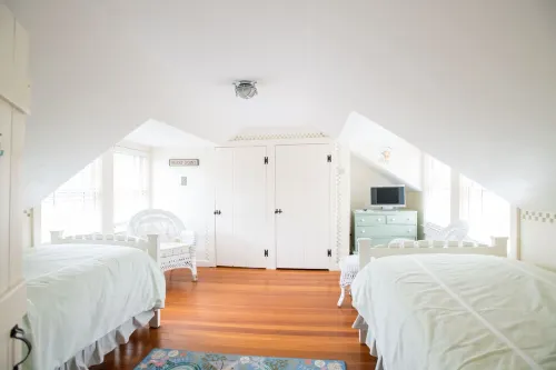 Ten Min. Walk to Main St. Perfect for Families/Groups. Gorgeous Enclosed Yard. - Bungalows