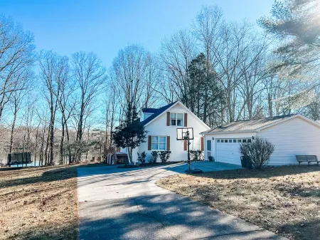 Old Hickory Hideaway Lakehouse in Lebanon, TN
