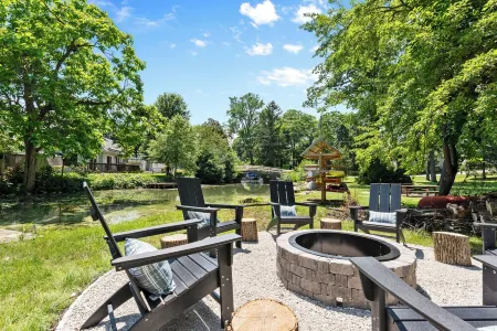 Large Waterfront Cabin W/ Browns Lake Access- EV Charger + Peloton + Prvt Pier