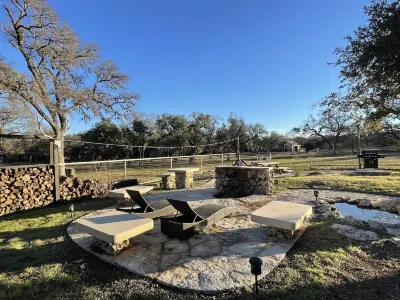 A unique & private country setting, close to everything in North Austin! 레이크라인 공원 주변 호텔