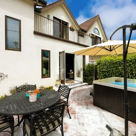 La Jolla Beach House. 2 Minute Walk to the Beach!