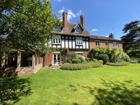 Luxury Coach House in beautiful rural village, scenic walks & 3 miles to Ledbury Отели рядом с достопримечательностью «Парк Риверсайд»