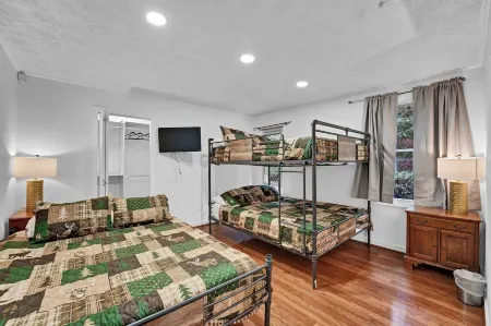 Charming Cabin Downtown Gatlinburg Theatre, Arcade Games, Fire Pit, HotTub