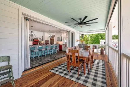 The Roblar Inn ~Wine Country~Hot Tub~Accessible