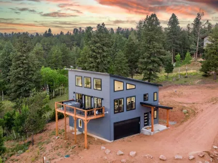 Mountain & Pond Views, Hot Tub, Loft+3BR, Stargazing, Kid + Dog Friendly