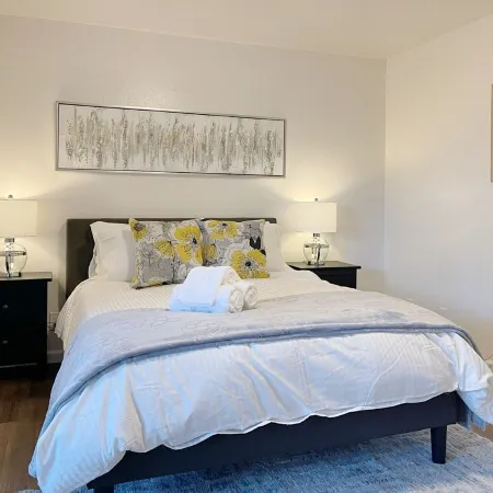 Fully renovated 2B/1b in Downtown