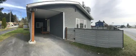 3 bed 2 bath house w/ covered parking spot and fenced backyard. Отели в г. Кодиак