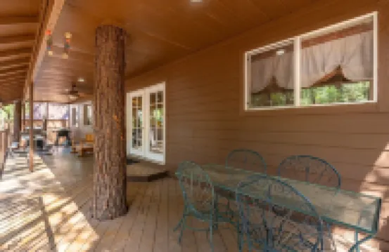 Rainbow Lake Retreat: Lakeside Cabin for Big Families & Groups!
