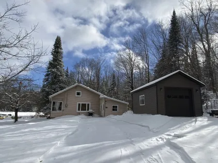 Adirondack Cottage - Four Season, Pet-Friendly, Cozy & Beautiful. Read  reviews! Отели в г. Уотсон