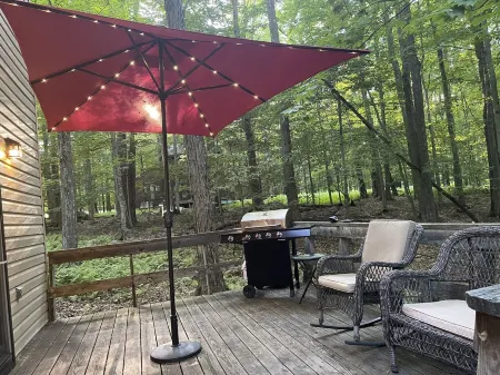 Cozy, Relaxing, Getaway house in Big Bass community Poconos-3 mins walk to lake
