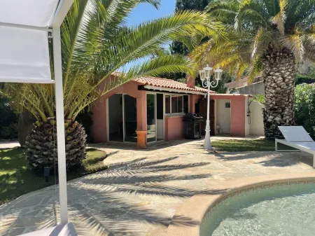 Beautiful vacation villa with large pool 900m walk to the beach for 12 people Отели в г. Сен-Максим