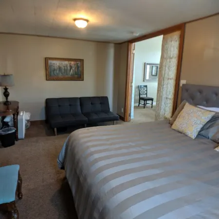The Red Front Suite - Sleeps 15