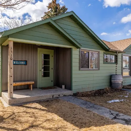 Happy Bison House - Walking Distance to Downtown; sleeps 8!