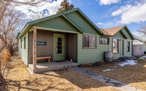 Happy Bison House - Walking Distance to Downtown; sleeps 8!