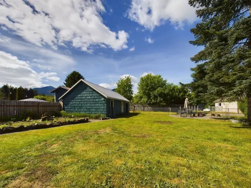 Daffodil Cottage! Downtown Packwood, walk to brewery, restaurants, shops! WIFI
