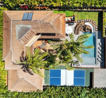 Celebrity Home Across the Street From Beach! Pool With Slide, Pickleball, Gym! Отели в г. Капалуа