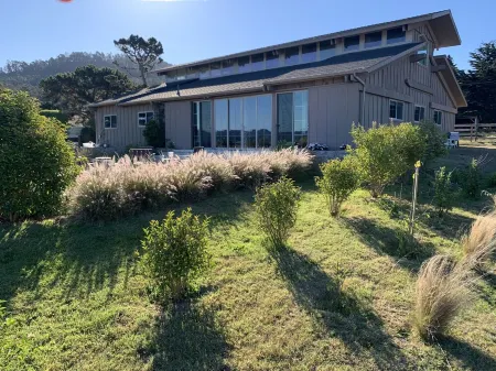 Ocean view suite in a restored barn - walkable to Pt. Lobos and Monastery Beach! Отели рядом с достопримечательностью «Заказник Пойнт Лобос Стейт»