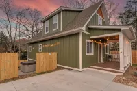 Cozy Cottage- Hot Tub/16 mi from Asheville/ Fire Pit/Arcade/Foosball