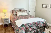 Downtown Darling - 2 beds with balcony near Biloxi Beach & one block to casinos!