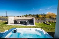 NEW- Modern Home Close to Downtown - Hot Tub!