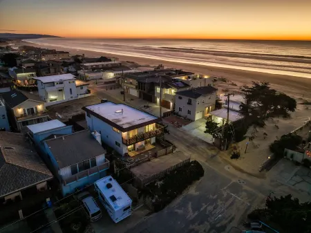 Strandcastle - Oceanview  - Dog Yard - SO much Parking! - Steps from Sand Отели в г. Ошено