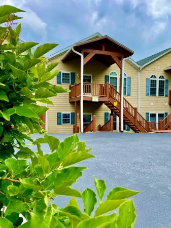 Beech Mountain-Walk to Ski Slopes/Sledding Hill/Restaurants -Room for 2 Families Отели в г. Бич Маунтин