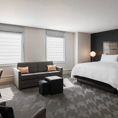 Renaissance des Moines Savery Hotel Hotels near Robert D. Ray Asian Garden