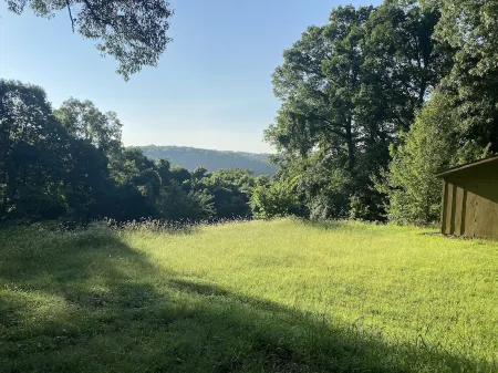 Secluded on a 6 acre ridge! 1 mile from Roaring River. Quiet and serene