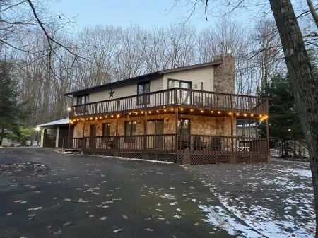 Modern & Rustic Lake Home in Poconos