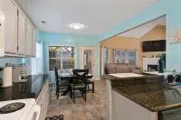 Spacious 4 Bedrooms with PRIVATE POOL & enclosed PATIO between Downtown & Tybee