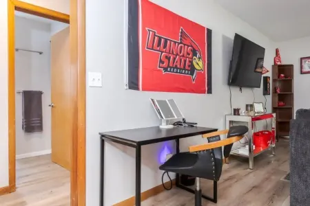 Welcome to Redbird Ranch: A Campus Retreat at Illinois State Next to the Arena Отели в г. Нормал